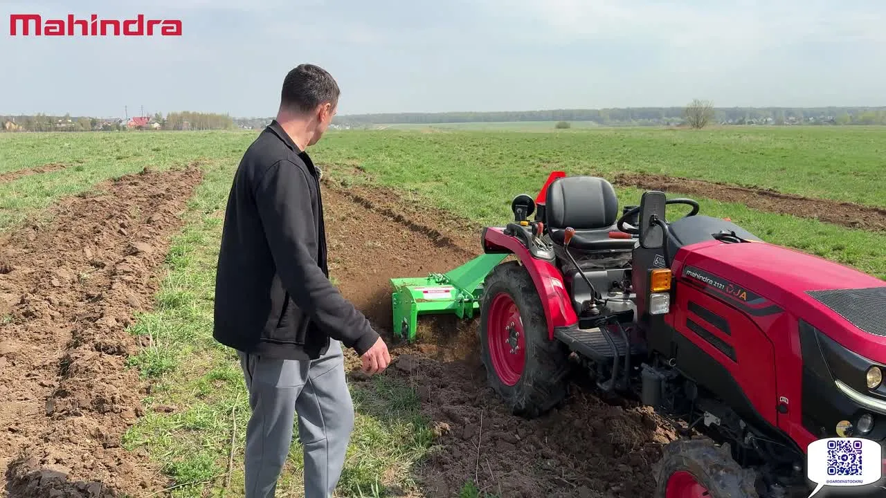 Минитрактор Mahindra OJA 2121 работает с плугом и почвофрезой Kerland